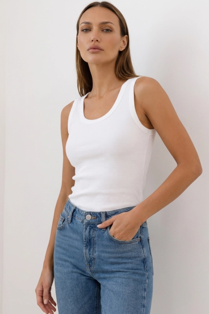 Top z prążkowanej miękkiej wiskozy - biały