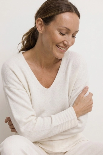 Sweter Teramo wełna dekolt V - cream
